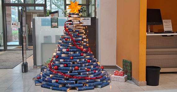 Bücherbaum Bereichsbibliothek Babelsberg