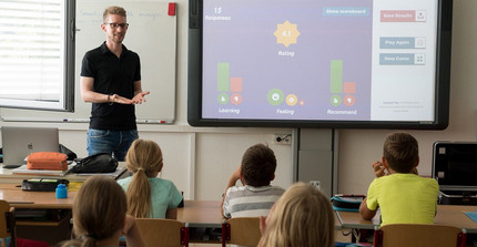 Lehrperson mit Schulklasse