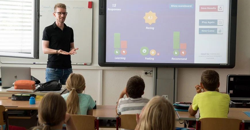 Lehrperson mit Schulklasse