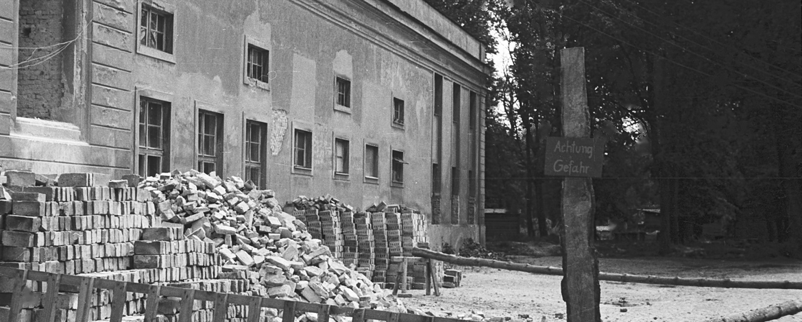 Eine schwarz-weiß-Aufnahme des Ortes, an dem heute der Altbau von Haus 10 steht, um 1950. Der Eingang zum Innenhof, über den viele Menschen heute die Bibliothek erreichen, existierte noch nicht. - 