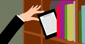 Tablet im Bücherregal