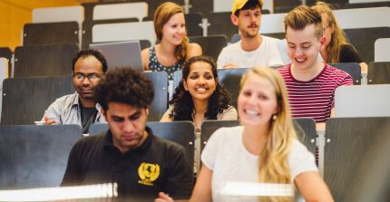 Eine Gruppe von Studierenden sitzt in einem Hörsaal.