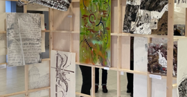 Kunstwerke von Studierenden im Foyer der Bibliothek