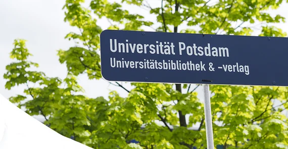 Schild vom Tag der Wissenschaften: Universität Potsdam Universitätsbibliothek & -verlag