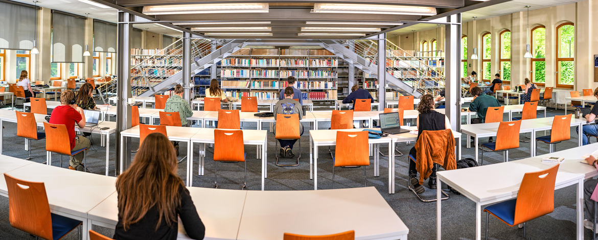 Lesesaal Babelsberg/Griebnitzsee, Studierende vor Bücherregalen an Tischen arbeitend - 